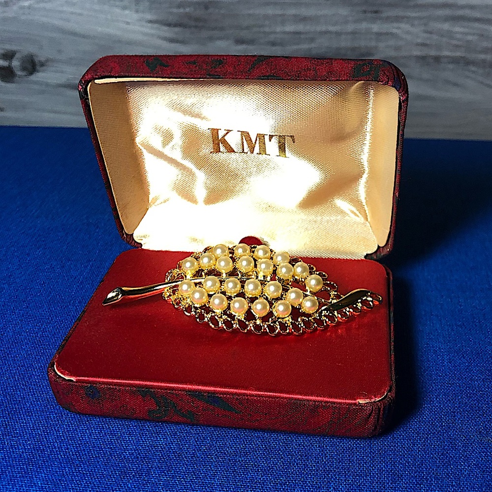 Vintage gold leaf faux pearl brooch